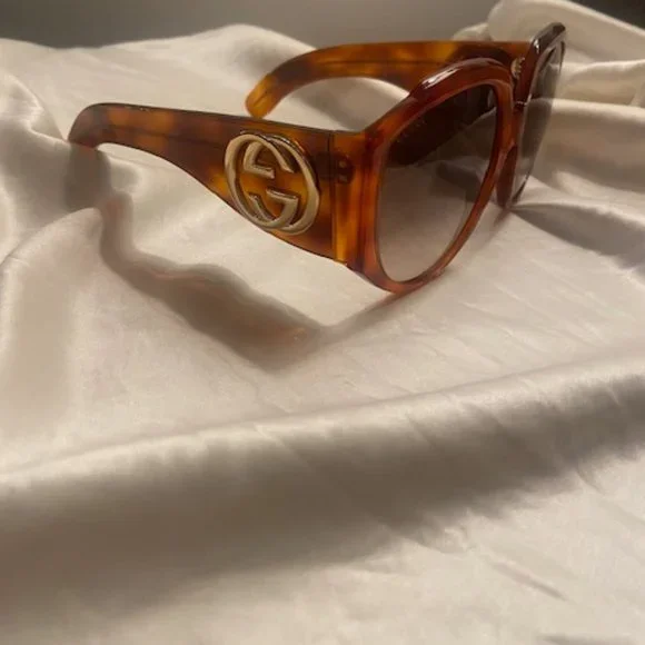 Gucci Oversized Sunglasses - Picture 9 of 10